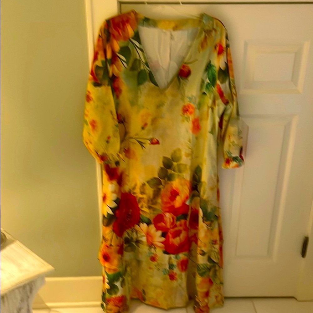 Flowing summer dress with layered hem and side pockets.